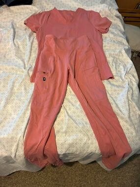 Jaanuu pink scrub set